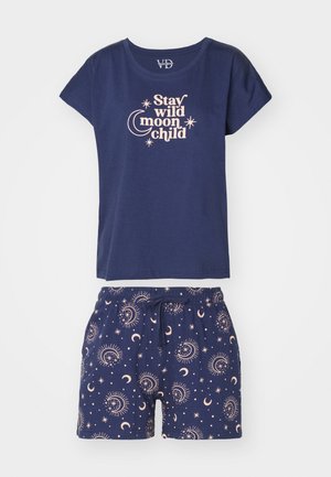 Pajama set od pamuka u mornarsko plavoj boji, s majicom na kojoj je ružičasti natpis i grafika mjeseca. Šortsevi imaju nebeski uzorak sa suncima, mjesecom i zvijezdama.