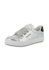Sneaker métallique argent avec des lacets gris texturés, semelle blanche et accent noir au niveau du talon. Le logo 'KAPORAL' apparaît sur le côté.