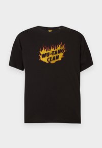 Μαύρη βαμβακερή μπλούζα με σχέδιο φλόγας και �κίτρινο κείμενο με "WU-TANG CLAN" κεντραρισμένο στο μπροστινό μέρος. Στρογγυλή λαιμόκοψη και κοντά μανίκια.