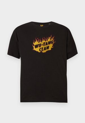 Melnā kokvilnas T-krekls ar liesmas dizainu un dzelteniem burtiem, kuros centrā ir teksts "WU-TANG CLAN". Apaļa apkakle un īsas piedurknes.