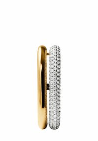 Anillo en tonos dorado y plateado que presenta una banda de oro lisa y una sección con diamantes engastados en pavé, creando un contraste de textura y brillo.