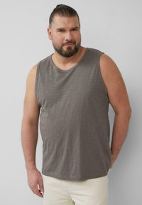 Grijze mouwloze tanktop van textuurstof, met een ronde halslijn en een losse pasvorm. Eenvoudig ontwerp met minimale details.