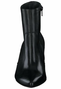 Černé kožené kotníkové boty s špičatou špičkou, hladkým povrchem a bočním zipem na vnějším boku. Švy jsou umístěny podél holeně.