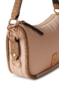 Rosa Handtasche mit glatter Textur, braunem gemustertem Tragegurt und goldenen Hardware-Akzenten. Verfügt über einen Reißverschluss und ein Logo-Detail auf der Vorderseite.