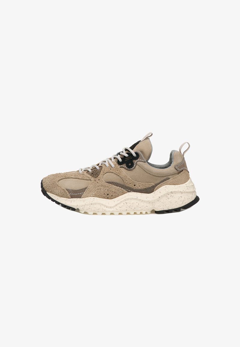 Sneaker in suede beige e marrone con suola testurizzata, intersuola bianca maculata, battistrada nero e lacci beige, vista di lato.