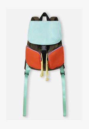 Rucsac cu clapetă verde mentă, corp olive și buzunare frontale portocalii. Are bretele turcoaz și șnururi galbene. Accente de fermoar roz.