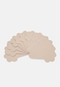 Συσκευασία από μπεζ ετικέτες σε στρογγυλεμένα σχήματα λουλουδιών. Λείο υλικό, ποικίλες διαστάσεις και μία ορθογώνια ετικέτα χωρίς σχέδιο.