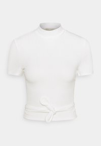 Hvid ribbet kortærmet crop top med høj hals og bundet talje-detalje, der har en glat tekstur.