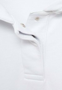 Dettaglio di un tessuto bianco con due bottoni a pressione in metallo, uno aperto e uno chiuso, che mostrano superfici tessili texture e lisce.