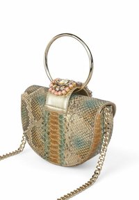 Bolso de mano metálico redondo con una superficie texturizada en escala en tonos dorados y azules, que presenta un cierre joya y una cadena como asa.