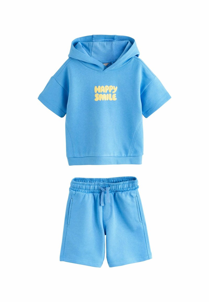 Modrá bavlněná mikina s krátkým rukávem, na přední straně s textem "HAPPY SMILE" v žluté barvě, doplněná o modré šortky s elastickým pasem.