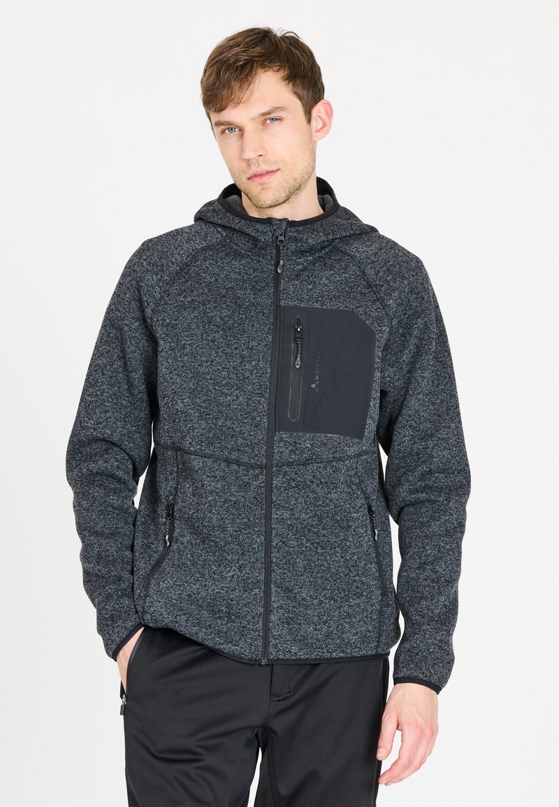 Giacca in pile grigia da uomo con zip frontale, cappuccio e tasca petto nera. Presenta un tessuto testurizzato e un design aderente.