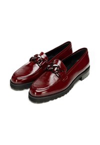 Bordeaux patenten leren loafers met een glanzende afwerking, voorzien van een chunky kettingaccent aan de voorkant en een gestructureerde zwarte zool.
