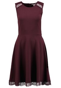 Bordowa sukienka bez rękawów z dopasowanym gorsetem, rozkloszowaną spódnicą oraz skomplikowanymi koronkowymi detalami na ramionach i u dołu. Gładka tekstura materiału.