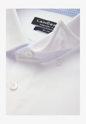 Biała koszula o fakturze, o dopasowanym kroju, z jasnoniebieskim, kraciastym wnętrzem kołnierzyka, dwoma białymi guzikami i czarną metką z marką "LANCER".