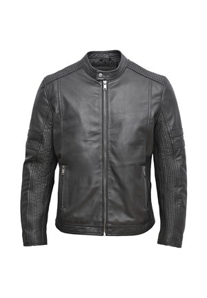 La veste en cuir noir présente un col montant, une fermeture éclair sur le devant et des détails texturés aux épaules et aux manches. Deux poches latérales sont incluses.