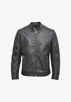 Die schwarze Lederjacke verfügt über einen hohen Kragen, einen Frontreißverschluss und strukturierte Details an Schultern und Ärmeln. Zwei seitliche Taschen sind enthalten.