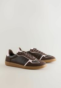 Unselected, new chocolate brown