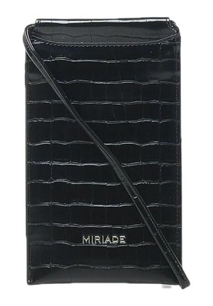 Borsa a tracolla nera in ecopelle con texture a coccodrillo, caratterizzata da un logo dorato e una cinghia sottile per il trasporto.