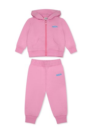 Haut à zip rose et pantalon de jogging assorti. Matériel en coton doux, avec un logo bleu sur la poitrine et la cuisse. Comprend une capuche et des poches.