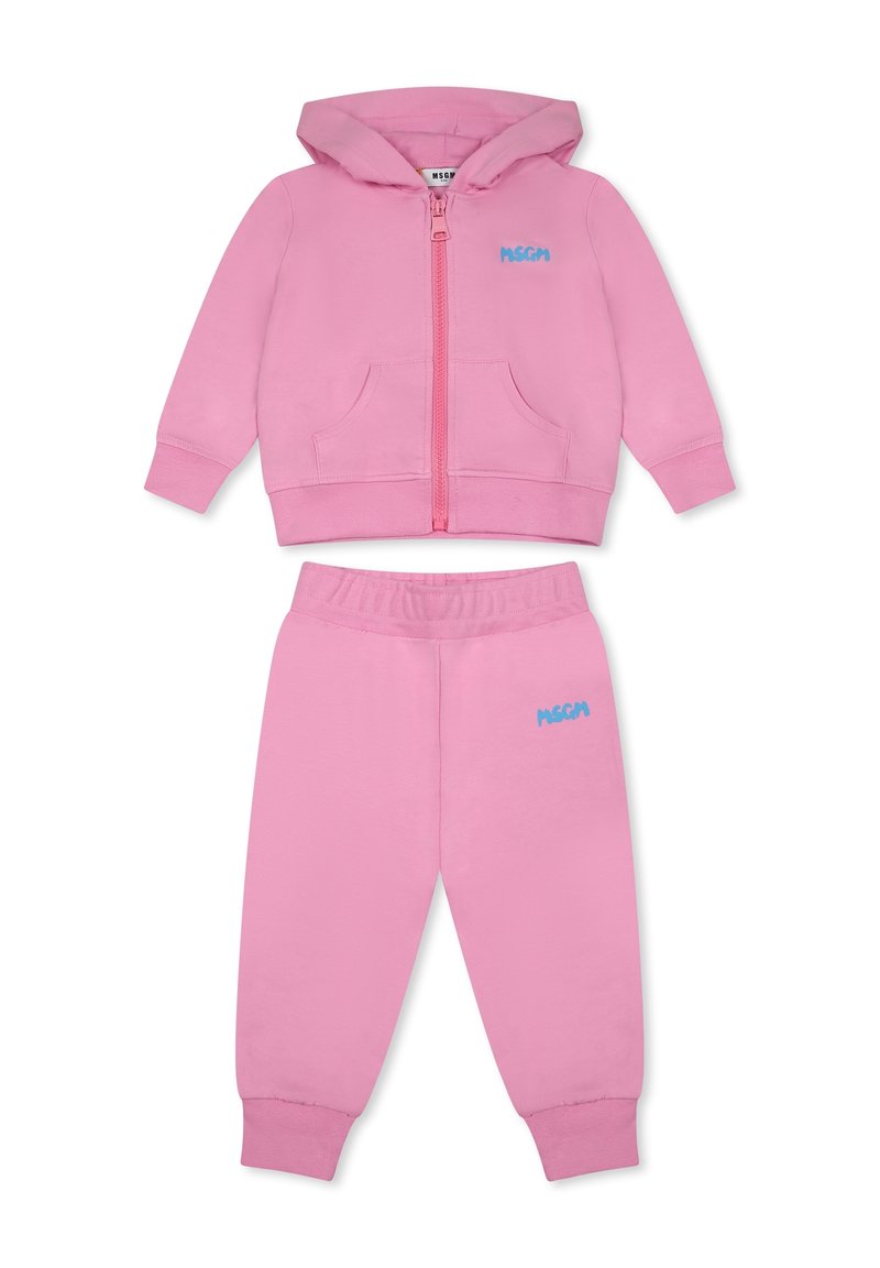 Felpa rosa con zip e pantaloni della tuta abbinati. Materiale di cotone morbido, con un logo blu sul petto e sulla coscia. Presenta un cappuccio e tasche.