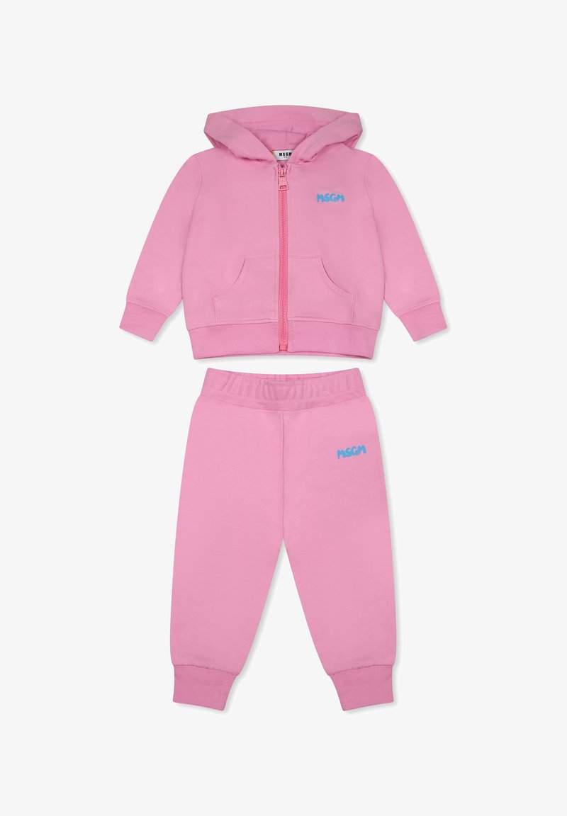 Felpa rosa con zip e pantaloni della tuta abbinati. Materiale di cotone morbido, con un logo blu sul petto e sulla coscia. Presenta un cappuccio e tasche.