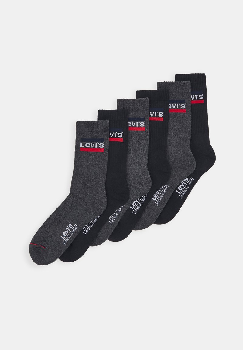 Six paires de chaussettes Levi's en gris foncé et noir. Chaque paire présente une texture côtelée et une bande logo en rouge et bleu. Matériau en mélange de coton.