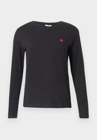 Zwarte lange mouw crewneck shirt met een kleine rode hartborduursel op de linkerborst tegen een witte achtergrond.