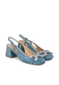 Tacchi slingback in suede blu con tacco a blocco, caratterizzati da un accento di catena con gioielli sul davanti, parte superiore testurizzata e fodera in pelle.