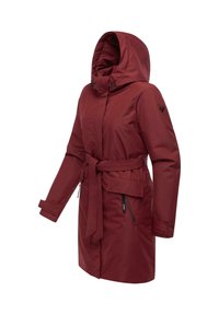 Bordeaux vandtæt jakke med hætte, snøreliv, sidelommer med lynlås og manchetter. Glat tekstur og minimalistisk design.