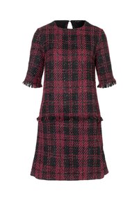 Robe écossaise rouge et noire avec des manches courtes, tissu texturé, ourlet à franges et ouverture en keyhole dans le dos. Coupe ajustée, longueur genoux.