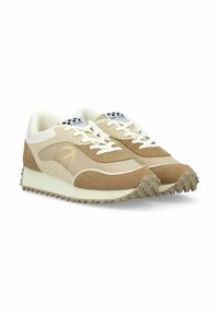 Beige en crème sneakers van suède en synthetische materialen. Heeft een gemarmerde zool met spikes, vetersluiting en een logo-accent.