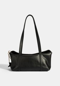 Zwarte leren tote bag met een zachte, ronde vorm, dubbele lange handgrepen en een gouden kettingaccent aan één kant. Gladde textuur, minimalistisch ontwerp.