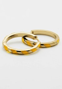 Orecchini a cerchio dorati caratterizzati da un design intrecciato con accenti di smalto giallo. Finitura liscia con chiusura a cerniera per un indossamento sicuro.