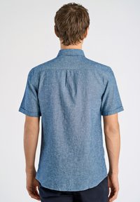Korte mouwen, lichtblauw, gestructureerd chambray overhemd met een rechte zoom, button-down kraag en een rugplooien voor extra comfort.