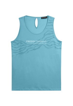 Haut d'entraînement sans manches bleu clair avec « FREDDY TRAINING » et motifs de lignes ondulées, avec un détail œillet au niveau de l'encolure dos.