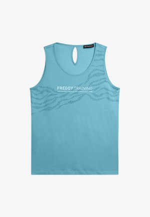 Haut d'entraînement sans manches bleu clair avec « FREDDY TRAINING » et motifs de lignes ondulées, avec un détail œillet au niveau de l'encolure dos.