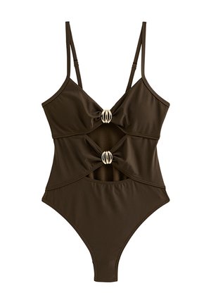 Bañador entero de color marrón oscuro con tirantes finos ajustables, parte delantera recortada y dos anillas decorativas doradas que conectan los paneles de tela.