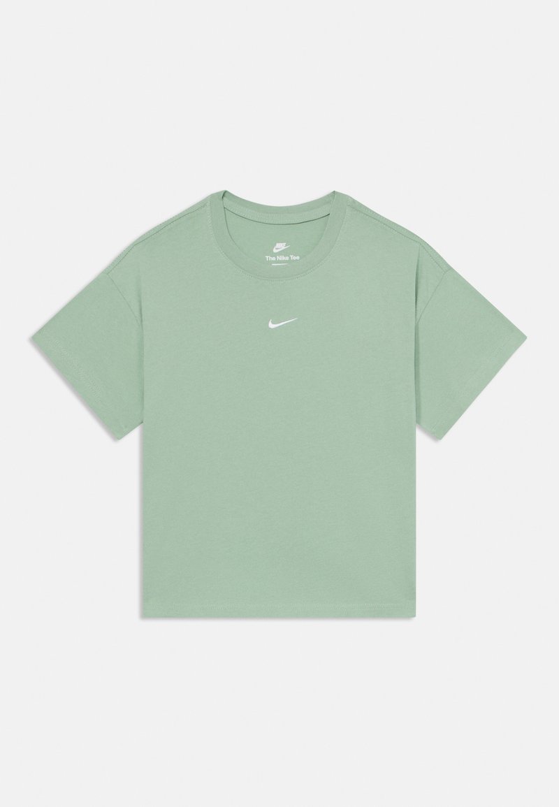 Lys grønn bomulls T-skjorte med korte ermer og rund hals; har en liten hvit Nike-logo på brystet. Enkel, ren design.