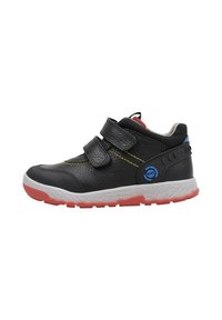 Baskets en cuir noir avec deux bandes Velcro, semelle texturée blanche et rouge, couture jaune et accent bleu au niveau du talon.
