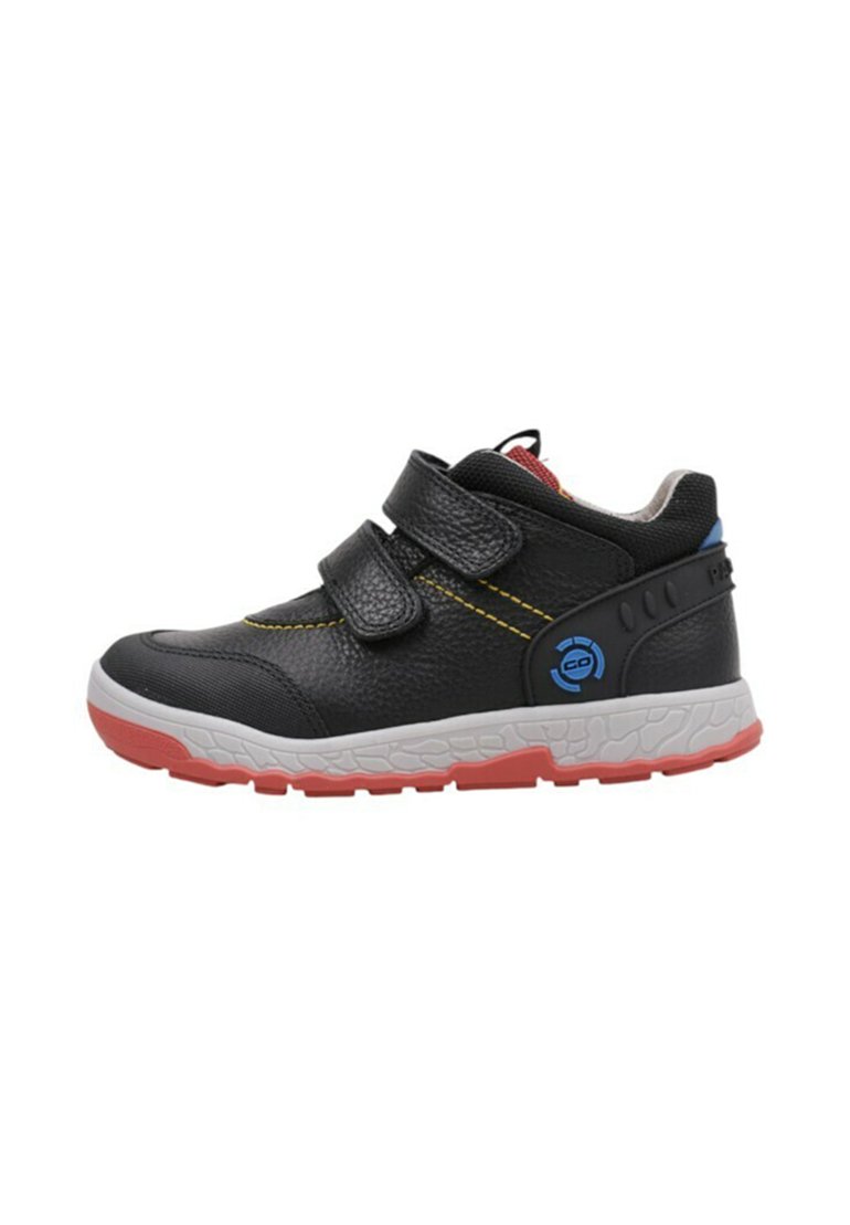 Baskets en cuir noir avec deux bandes Velcro, semelle texturée blanche et rouge, couture jaune et accent bleu au niveau du talon.