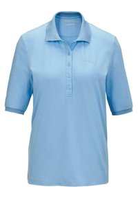 Helles blaues Poloshirt aus weichem Stoff, mit einem Kragen, kurzen Ärmeln und einem dezenten Logo über der linken Brust. Sechs Knöpfe an der Vorderseite.