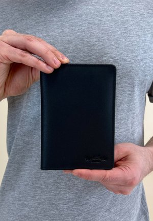 Gusti Leder BRODIE - Etui na paszport