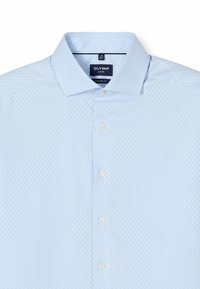 Hellblaues Hemd mit Knopfleiste, das ein strukturiertes Muster aufweist, modernen Schnitt und klassischen Kragen hat. Sechs weiße Knöpfe entlang der Vorderseite.