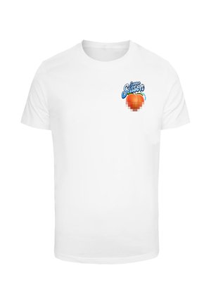 Vit bomull t-shirt med en färgglad grafisk tryck med texten "Sommar Säsong" och en abstrakt persikodesign på vänster bröstområde.