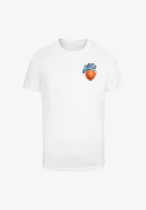 Witte katoenen t-shirt met een kleurrijke grafische print met de tekst "Zomer Seizoen" en een abstract perzikontwerp op de linkerkant van de borst.