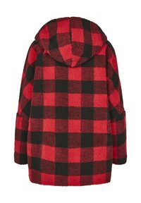 Rdeča in črno karo flis jakna s kapuco, ki ima mehko teksturo in ohlapen kroj. Dolgi rokavi z odprtimi manšetami ter zaokrožen spodnji rob.