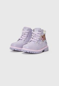 Bottes pour enfants violettes avec une finition brillante, un design à lacets, des semelles roses et des graphismes de personnages issues de La Reine des Neiges sur les côtés.