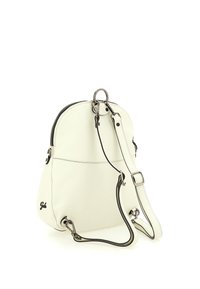 Zaino in pelle bianca con forma arrotondata, ferramenta in argento, tracolla regolabile e dettagli neri. Chiusura con cerniera sulla parte superiore.