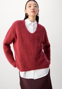 Mos Mosh THORA V-NECK - Strikkegenser - garnet